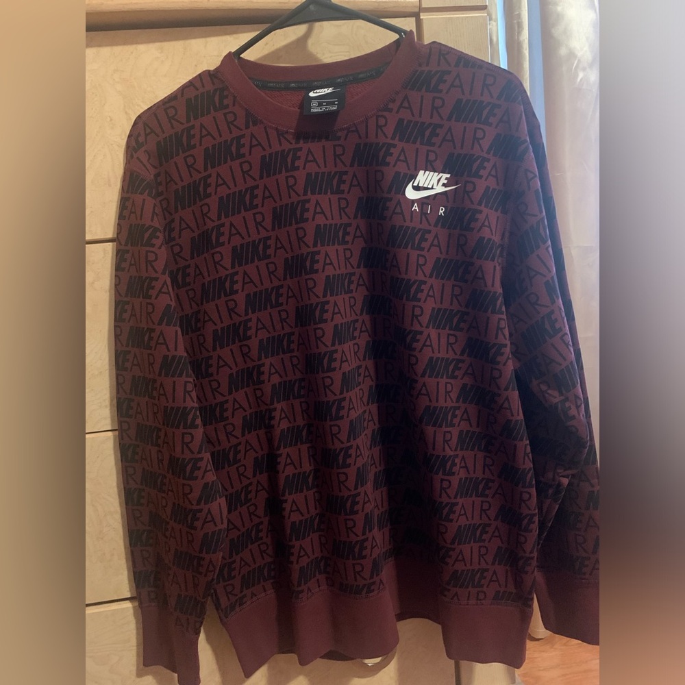 Nike crewneck with style
